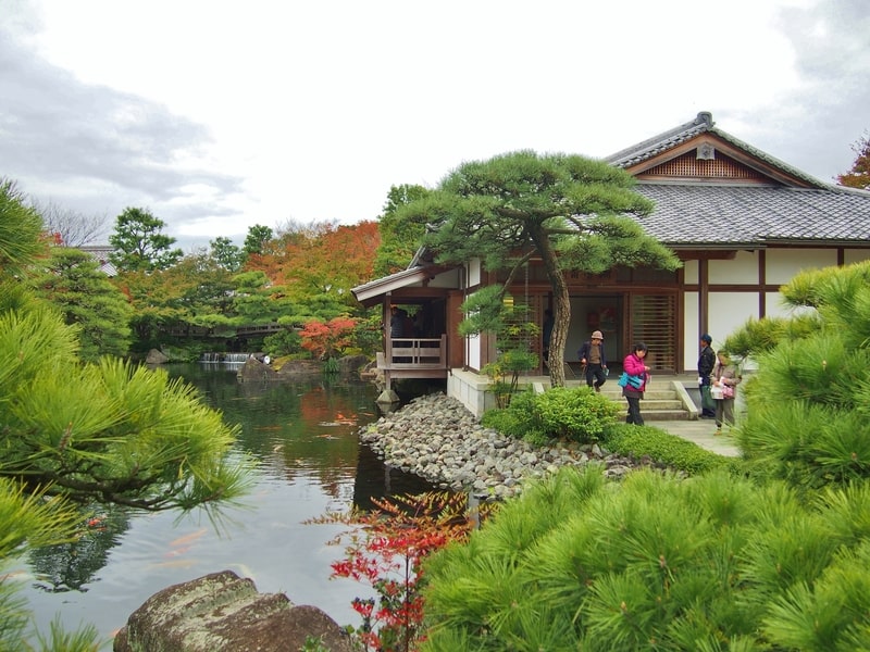 Exploring Koko-en Garden with Japan Youth Travel lets us step back in time, immersing ourselves in the beauty of Edo-period design.